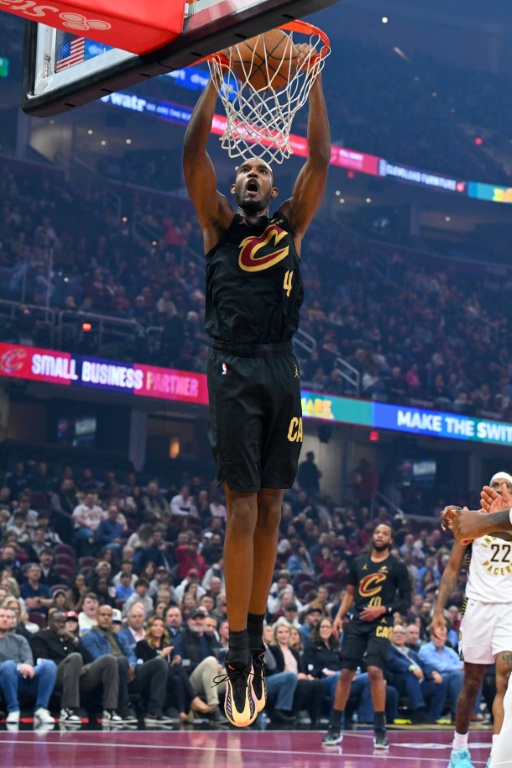 Evan Mobley, l'ailier fort des Cleveland Cavaliers, effectue un dunk au cours d'un match de NBA contre les Indiana Pacers, à Cleveland, le 21 novembre 2025