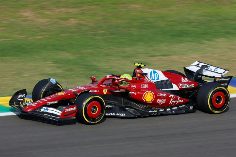 La Ferrari pilotée par Lewis Hamilton n'a pas été compétitive  sur le circuit d'Interlagos de Sao Paulo, le 7 novembre 2025