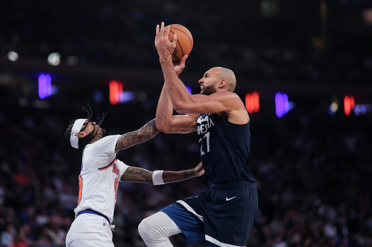Rudy Gobert (d) lors du match NBA des Minnesota Timberwolves contre les New York Knicks, le 5 novembre 2025 à New York