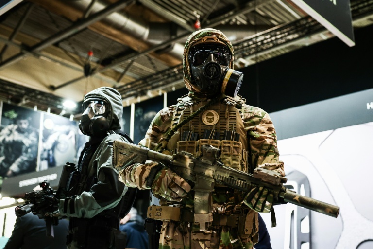 Des mannequins en tenue de camouflage au salon Milipol à Villepinte, près de Paris, le 18 novembre 2025