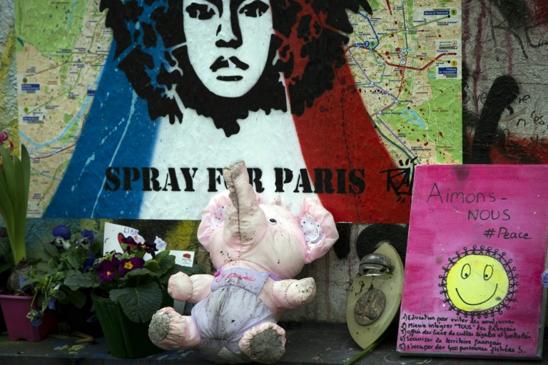 Hommages aux victimes des attentats du 13 novembre, déposés place de la République à Paris, le 2 décembre 2015