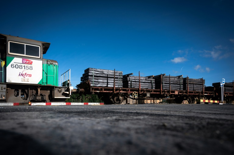 Un site de retraitement de traverses de chemins de fer, à Biars-sur-Cère (Lot), le 30 octobre 2025