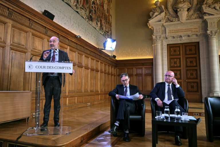 Le premier président de la Cour des comptes, Pierre Moscovici, lors de la présentation du rapport de la Cour des comptes sur le Louvre, le 6 novembre 2025 à Paris