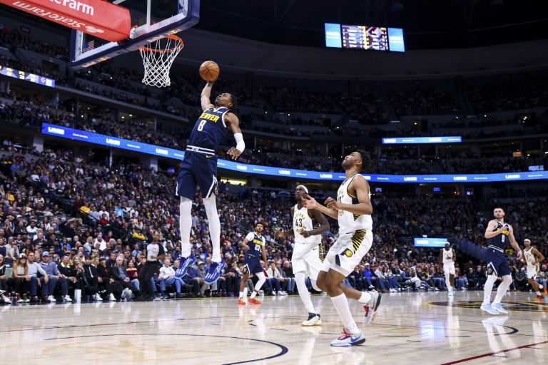 Peyton Watson, l'ailier des Denver Nuggets, réalise un dunk contre les Indiana Pacers lors d'une rencontre de la saison régulière de la NBA, à Denver, le 8 novembre 2025