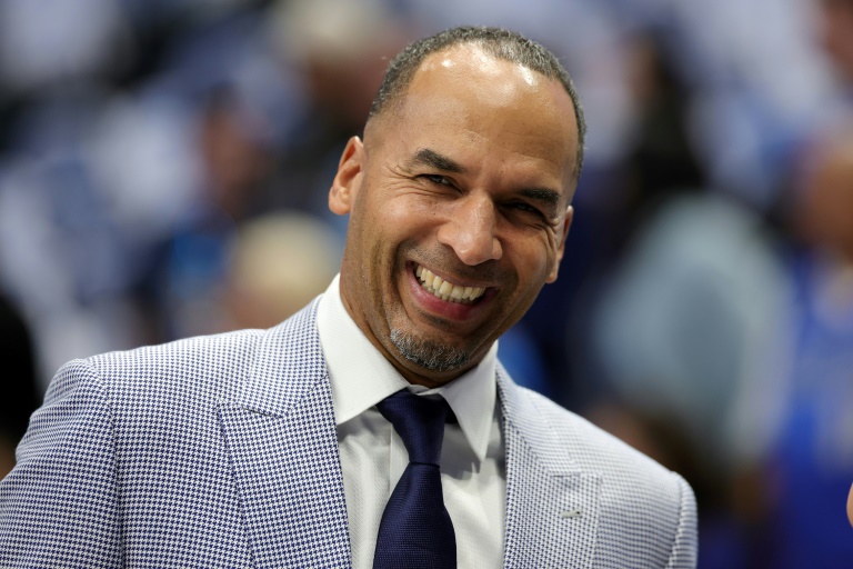 Le manageur général des Dallas Mavericks Nico Harrison sourit avant un match contre San Antonio, le 22 octobre 2025 à Dallas