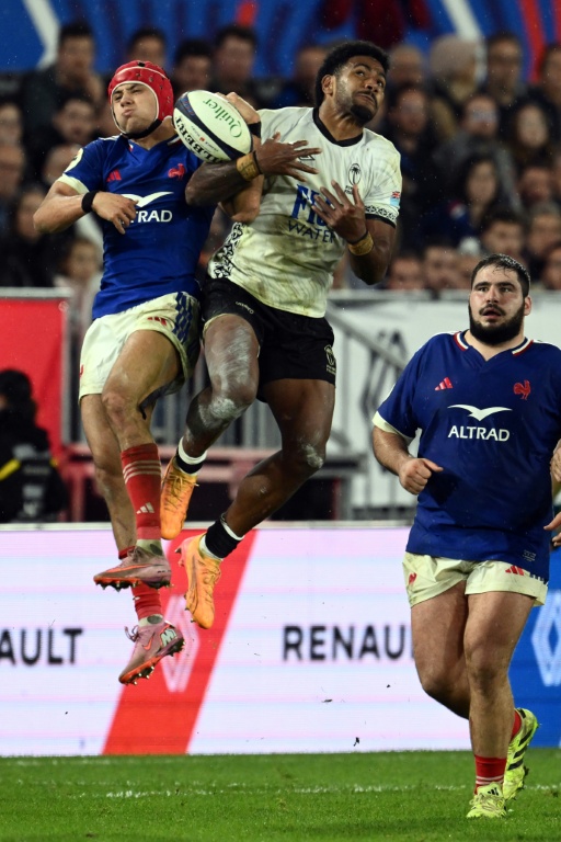 Le Fidjien Josua Tuisova (C) et le Français Louis Bielle-Biarrey se disputent le ballon lors de la victoire remportée par le XV de France (34-21), le 15 novembre 2025 à Bordeaux