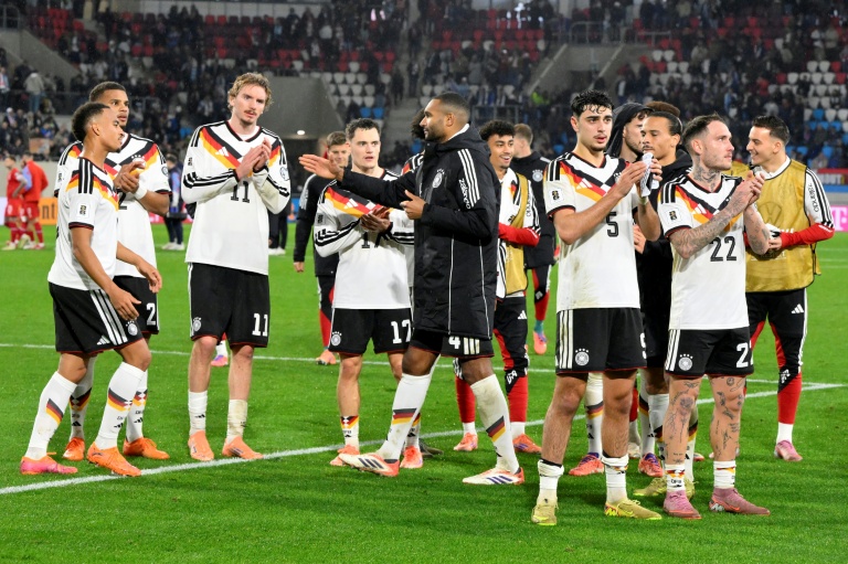 Les joueurs de l'Allemagne en communion avec leurs supporters à l'issue du succès laborieux au Luxembourg en qualif du Mondial, le 14 novembre 2025