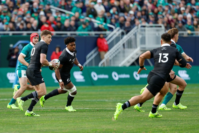 Le Néo-Zélandais Beauden Barrett (10) balle en main lors de la victoire contre l'Irlande (26-13), le 1er novembre 2025 à Chicago