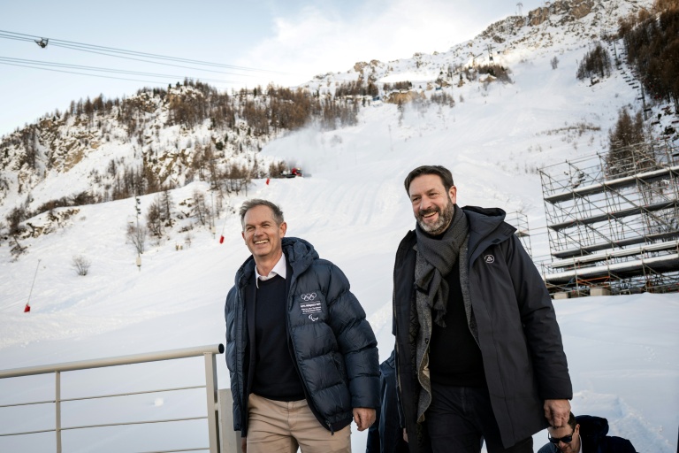 Edgar Grospiron, ancien champion olympique de ski (à gauche), et Fabrice Pannekoucke, Conseiller régional Auvergne-Rhône-Alpes (à droite), tous deux membres de la Commission de coordination du Comité International Olympique pour les jeux d'Hiver 2030 arrivent à Val d'Isère (France) le 1er décembre 2025.