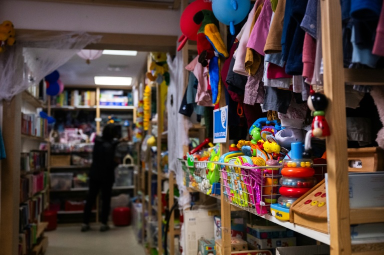 Des vêtements et des jouets dans La P'tite Boutique, à Chaville, dans les Hauts-de-Seine, le 7 novembre 2025