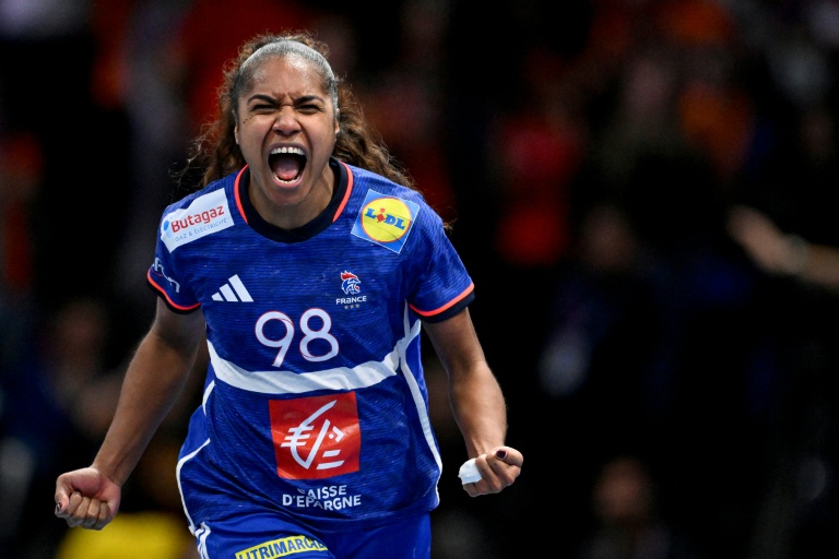 Suzanne Wajoka après avoir inscrit un but lors du match face aux Pays-Bas dimanche à Rotterdam le 14 décembre 2025.