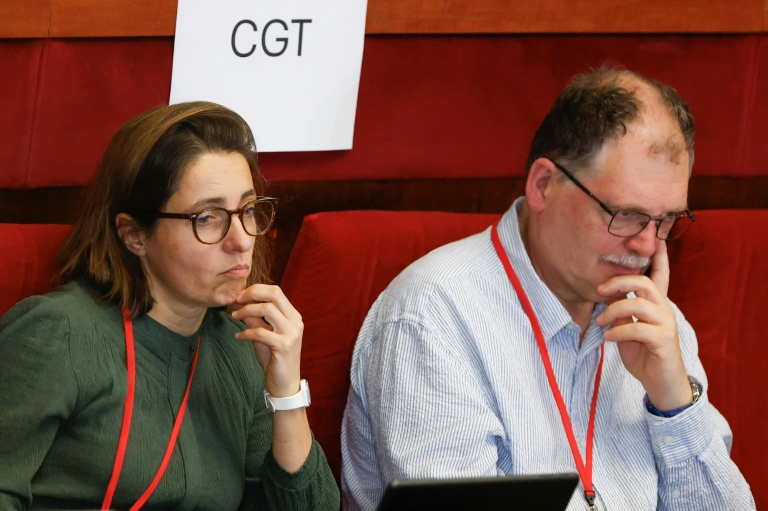 La secrétaire générale de la CGT Sophie Binet , à gauche, lors de l'ouverture de la conférence Travail et retraites à Paris le 5 décembre 2025