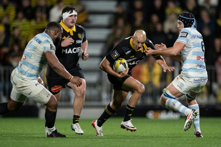 Dillyn Leyds (avec le ballon) lors du match de Top 14 de La Rochelle contre le Racing 92, le 2 novembre 2025 à La Rochelle