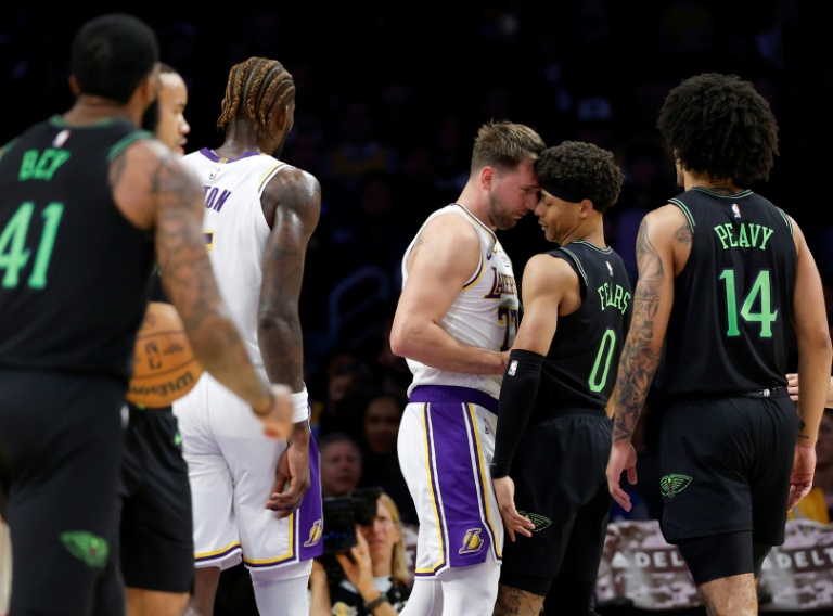 Luka Doncic, le meneur slovène des Los Angeles Lakers, front contre front face à Jeremiah Fears, l'arrière des New Orleans Pelicans, après avois subi une faute lors d'une rencontre de NBA, à Los Angeles, le 30 novembre 2025