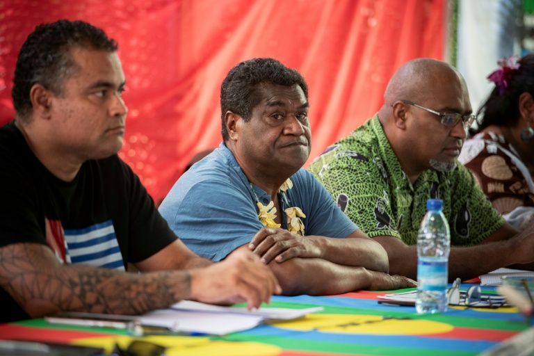 Le président du mouvement indépendantiste calédonien du Front de libération nationale kanak et socialiste (FLNKS) Christian Tein (C) lors d'un congrès extraordinaire à Ponérihouen, sur la côte Est de la Grande Terre, en Nouvelle-Calédonie, le 6 décembre 2025