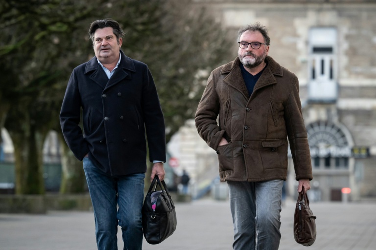 L'ancien anesthésiste Frédéric Pechier (d) et son avocat Randall Schwerdorffer arrivent au tribunal de Besançon où les plaidoiries finales de la défense vont être présentées, le 15 décembre 2025 dans le Doubs