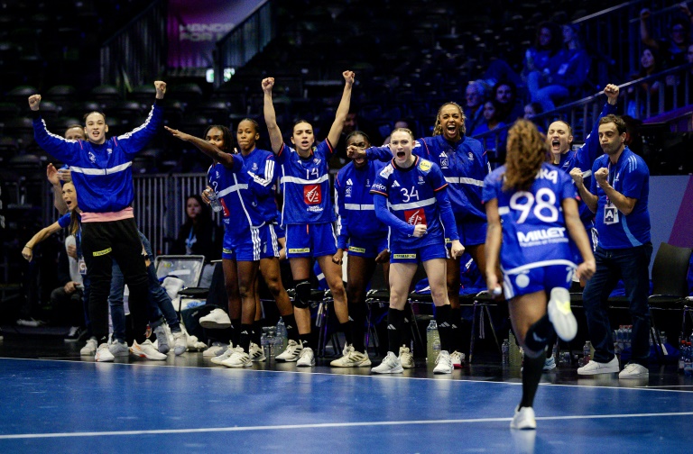 Les Françaises fêtent leur victoire contre les Danoises, en quart de finale du Mondial de handball, le 10 décembre 2025 à Rotterdam