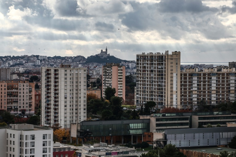Vue des quartiers nord de Marseille et de la basilique Notre-Dame de la Garde, le 9 décembre 2025