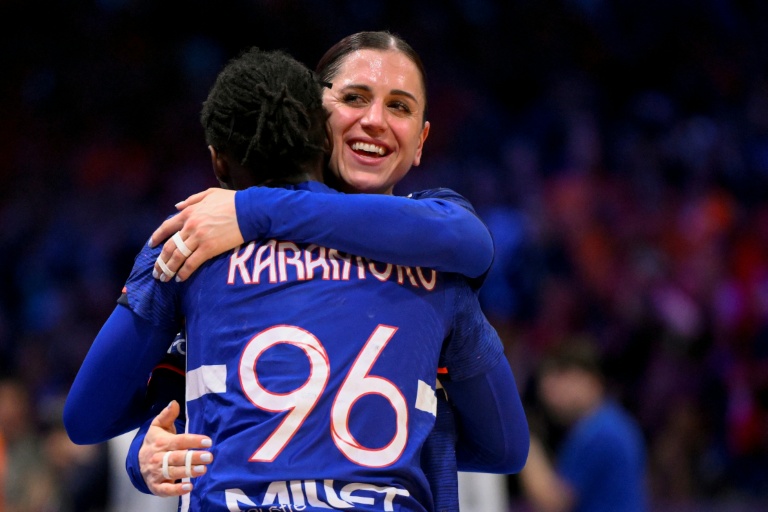 Tamara Horacek qui célèbre la victoire face aux Pays-Bas, synonyme de médaille de bronze au mondial de handball, à Rotterdam le 14 décembre 2025.