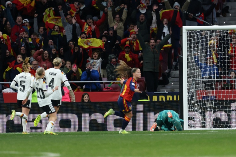 Claudia Pina vient de marquer son deuxième but personnel lors du succès de l'Espagne 3-0 contre l'Allemagne à  Madrid, le 2 décembre 2025