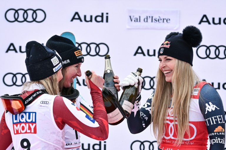 (à partir de la gauche) Cornelia Huetter, Kira Weidle-Winkelmann et Lindsey Vonn à Val d'Isère le 20 décembre 2025