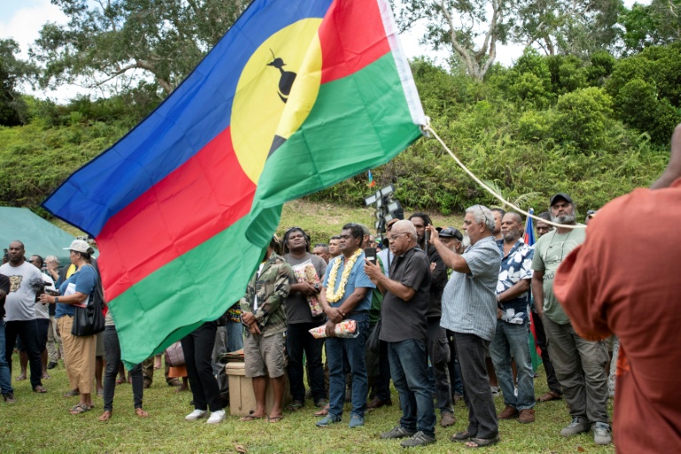 Le président du mouvement indépendantiste calédonien du Front de libération nationale kanak et socialiste (FLNKS) Christian Tein (C) lors d'un congrès extraordinaire à Ponérihouen, sur la côte Est de la Grande Terre, en Nouvelle-Calédonie, le 6 décembre 2025