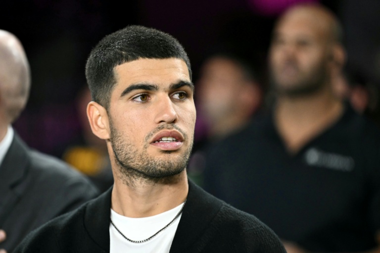 Le joueur de tennis espagnol Carlos Alcaraz assiste au match de championnat des Etats-Unis de football MLS opposant l'Inter Miami au New York City FC au Chase Stadium à Fort Lauderdale (Floride) le 29 novembre 2025.