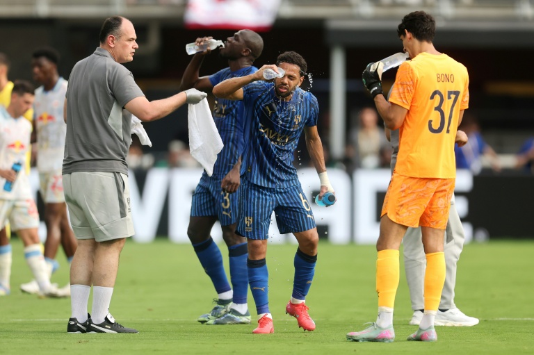 Renan Lodi (c) s'asperge d'eau durant une pause fraîcheur lors du match entre Al Hilal et Salzbourg comptant pour le Mondial des clubs, le 22 juin 2025 à Washington