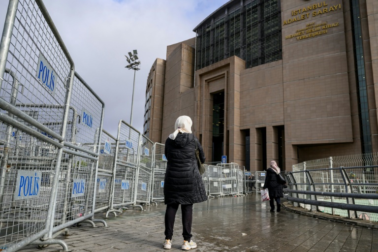 La mère d'Ibtissem B devant le tribunal de Caglayan, à Istanbul, le 23 décembre 2025, après la condamnation de sa fille à 10 ans de prison