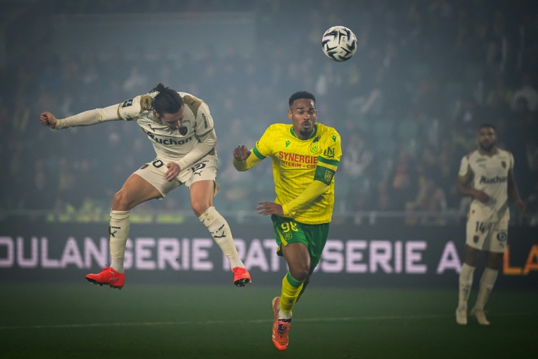 L'attaquant de Lens Florian Thauvin ouvre le score de la tête, le 6 décembre 2025 à Nantes