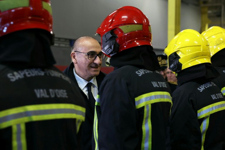 Le ministre de l'Intérieur, Laurent Nuñez, avec des pompiers à Villiers-le Bel (Val-d'Oise), le 31 décembre 2025