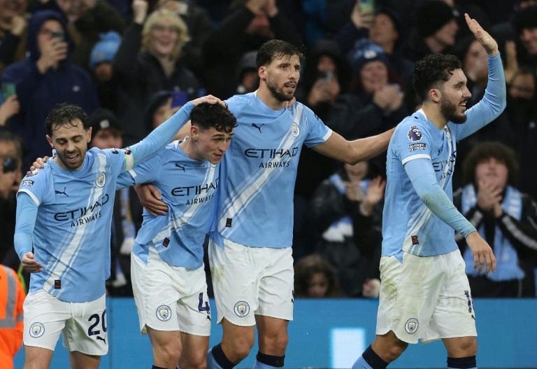 Le milieu de terrain de Manchester City Rayan Cherki (d) après sa passe décisive en coup du foulard pour Phil Foden, contre Sunderland, le 6 décembre 2025 à Manchester