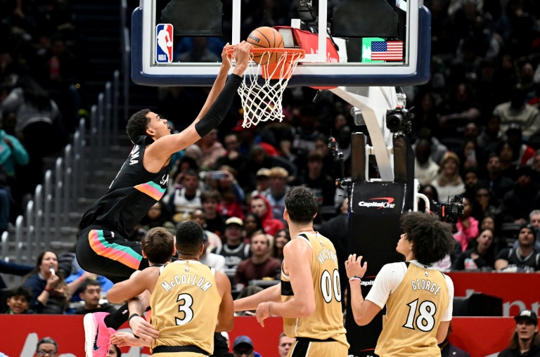 Victor Wembanyama dunke lors du match de NBA des San Antonio Spurs contre les Washington Wizards, le 21 décembre 2025 à Washington