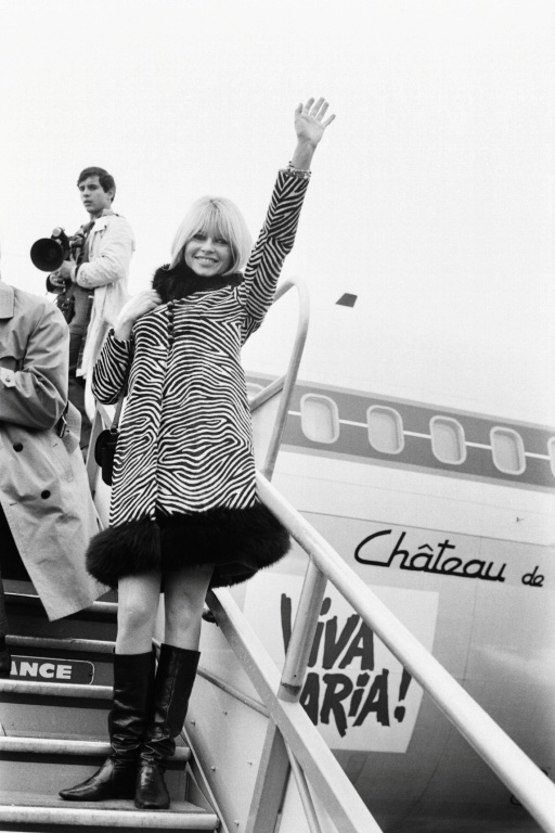 L'actrice française Brigitte Bardot s'envole pour New-York, le 16 décembre 1965 depuis l'aéroport d'Orly