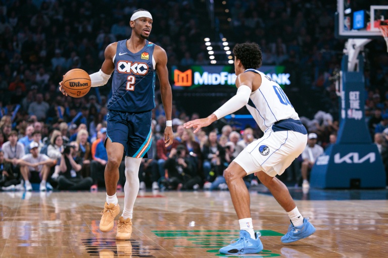 Shai Gilgeous-Alexander (g.), le meneur canadien du Thunder d'Oklahoma City, devant Max Christie, l'arrière des Dallas Mavericks, lors d'une rencontre de saison régulière de NBA disputée à Okhlahoma City, le 5 décembre 2025
