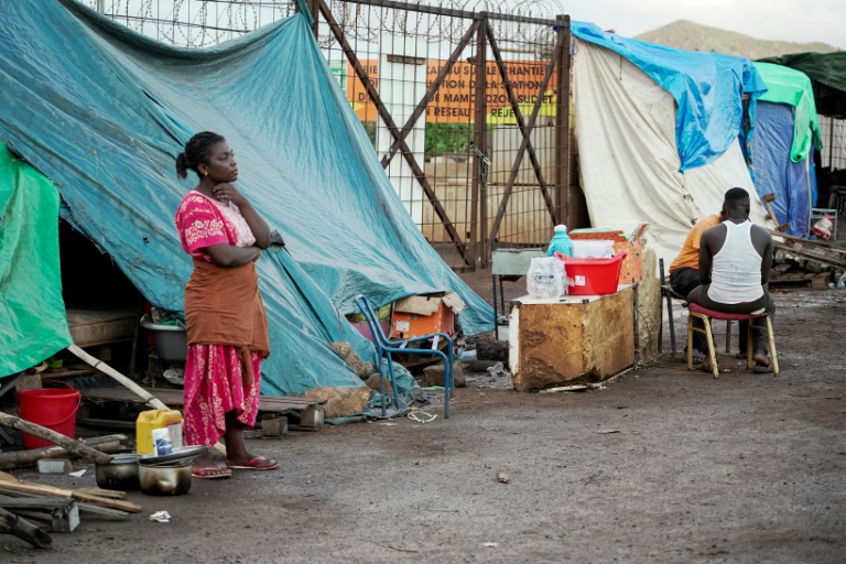 Une femme à l'entrée du camp de Tsoundzou 2, à Mamoudzou, sur l'île française de Mayotte