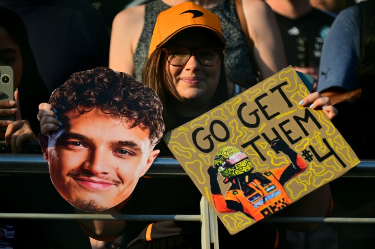 Une supportrice de Lando Norris, à Abou Dhabi, le 7 décembre 2025