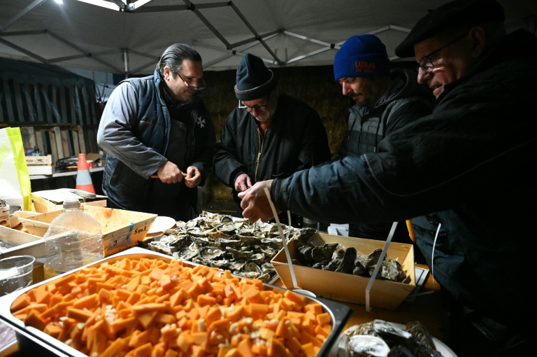 Le réveillon de Noël d'agriculteurs sur l'autoroute A64 à Carbonne (Haute-Garonne) le 24 décembre 2025