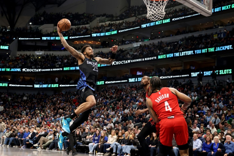 P.J. Washington des Dallas Mavericks marque contre les Houston Rockets samedi en NBA.