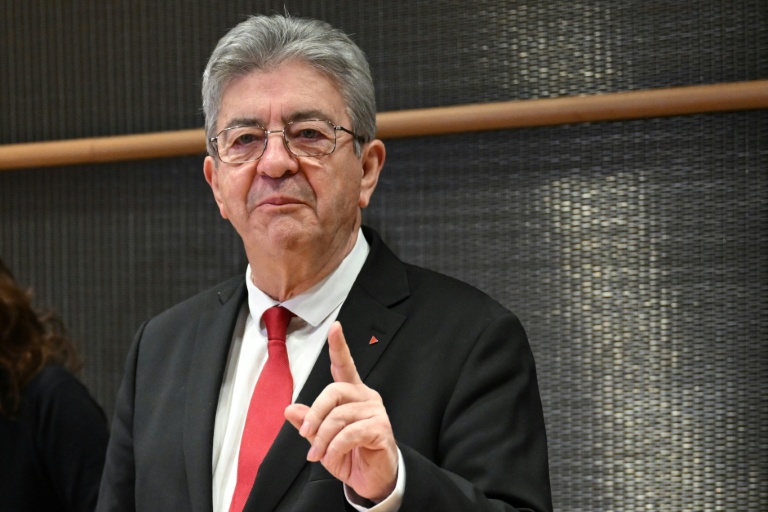 Le leader de La France insoumise Jean-Luc Mélenchon lors de son audition devant la commission d'enquête parlementaire sur des liens supposés entre mouvements politiques et réseaux islamistes, le 6 décembre 2025 à Paris