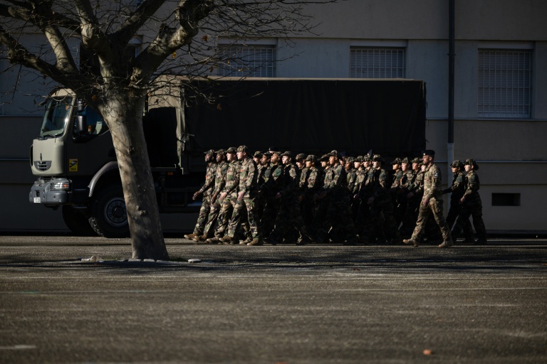 Des militaires marchent en formation sur la base aérienne 115 à Orange (Vaucluse), le 5 décembre 2025