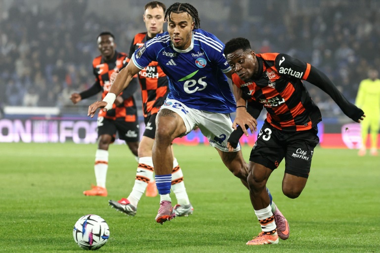 Le Burkinabè du FC Lorient Arsène Kouassi (à dr.) et l'Ivoirien de Strasbourg Guela Doué, adversaires en Ligue 1 le 14 décembre 2025 à La Meinau, ont depuis rejoint leurs sélections respectives à la CAN