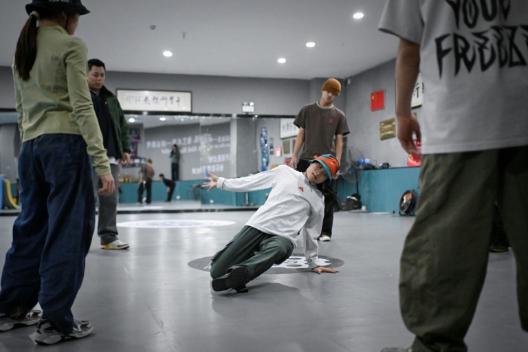 Guo Pu (C) dans le sutdio de breaking de Pingyi, le 25 novembre 2025