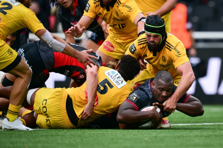 Le pilier de Lyon Thomas Moukoro (avec le ballon) aplatit un essai face à la Rochelle, au stade Gerland, le  25 octobre 2025