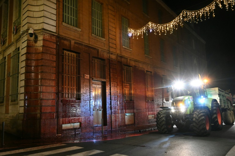 Des agriculteurs de la Coordination rurale ont aspergé de sang d'animaux la préfecture du Tarn-et-Garonne à Montauban, le 18 décembre 2025