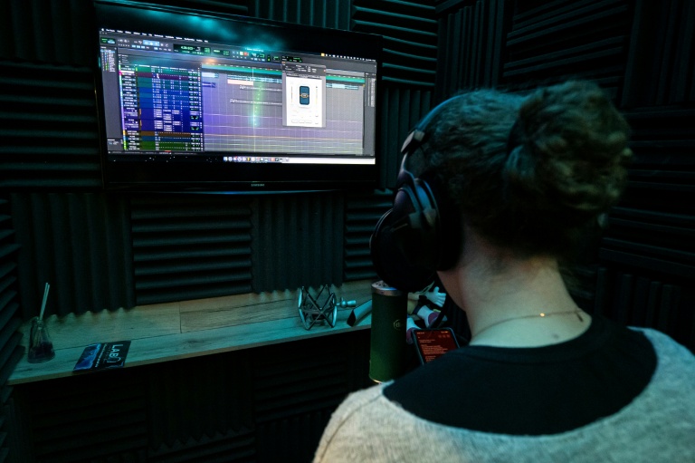 Une jeune femme participe à une séance d'art-thérapie dans un studio d'Aubagne, près de Marseille, le 4 décembre 2025