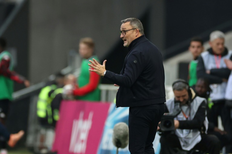L'entraîneur de Nice Franck Haise tente de galvaniser ses troupes, opposées à Angers à l'Allianz Riviera, le 7 décembre 2025