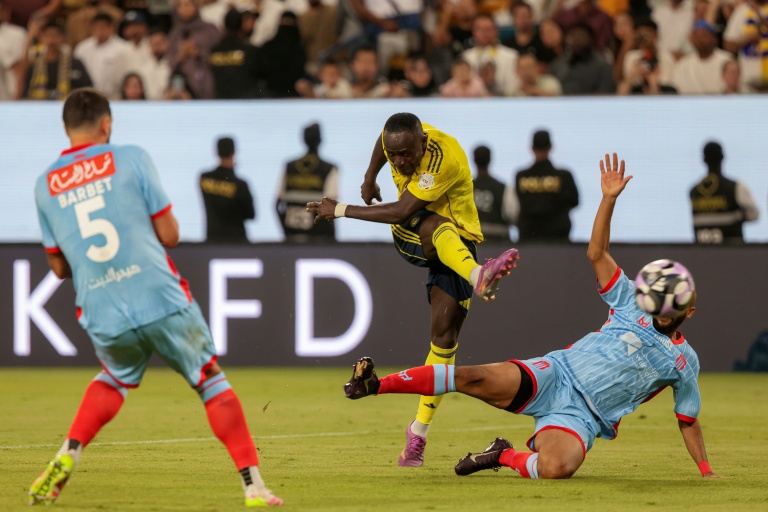 L'attaquant sénégalais d'Al Nassr Sadio Mané (au centre) durant un match du Championnat d'Arabie saoudite contre Al-Ryad SC à Ryad le 20 septembre 2025