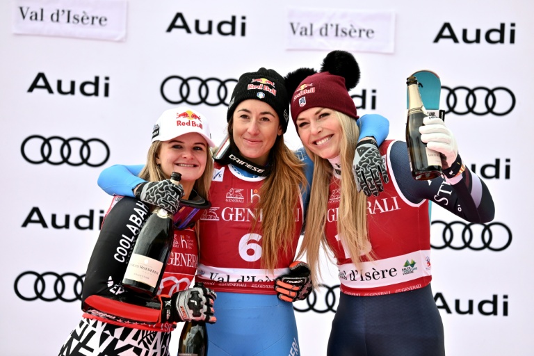 Les skieuses néo-zélandaise Alice Robinson (à gauche), italienne Sofia Goggia (au centre) et américaine Lindsey Vonn (à droite) sur le podium de l'épreuve de Super-G féminin de la Coupe du monde de ski alpin à Val d'Isère (France) le 21 décembre 2025.