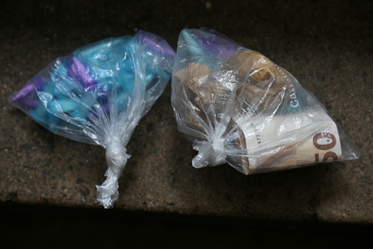Cette photographie montre des sacs en plastique saisis contenant du cabanis, de la cocaïne et de l'argent lors d'une opération de sécurité dans un immeuble d'un quartier de Nantes, le 17 décembre 2025
